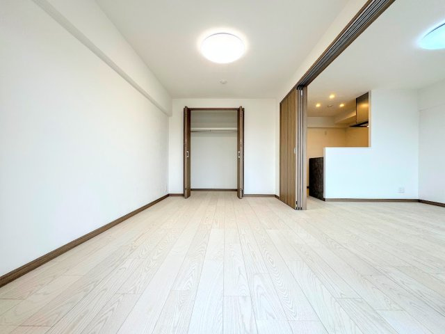 綱島住宅の洋室|◆柔らかい陽光が差し込む明るいお部屋を演出する設計。彩光の取れる窓が気持ちの良いお部屋を創り上げます。
