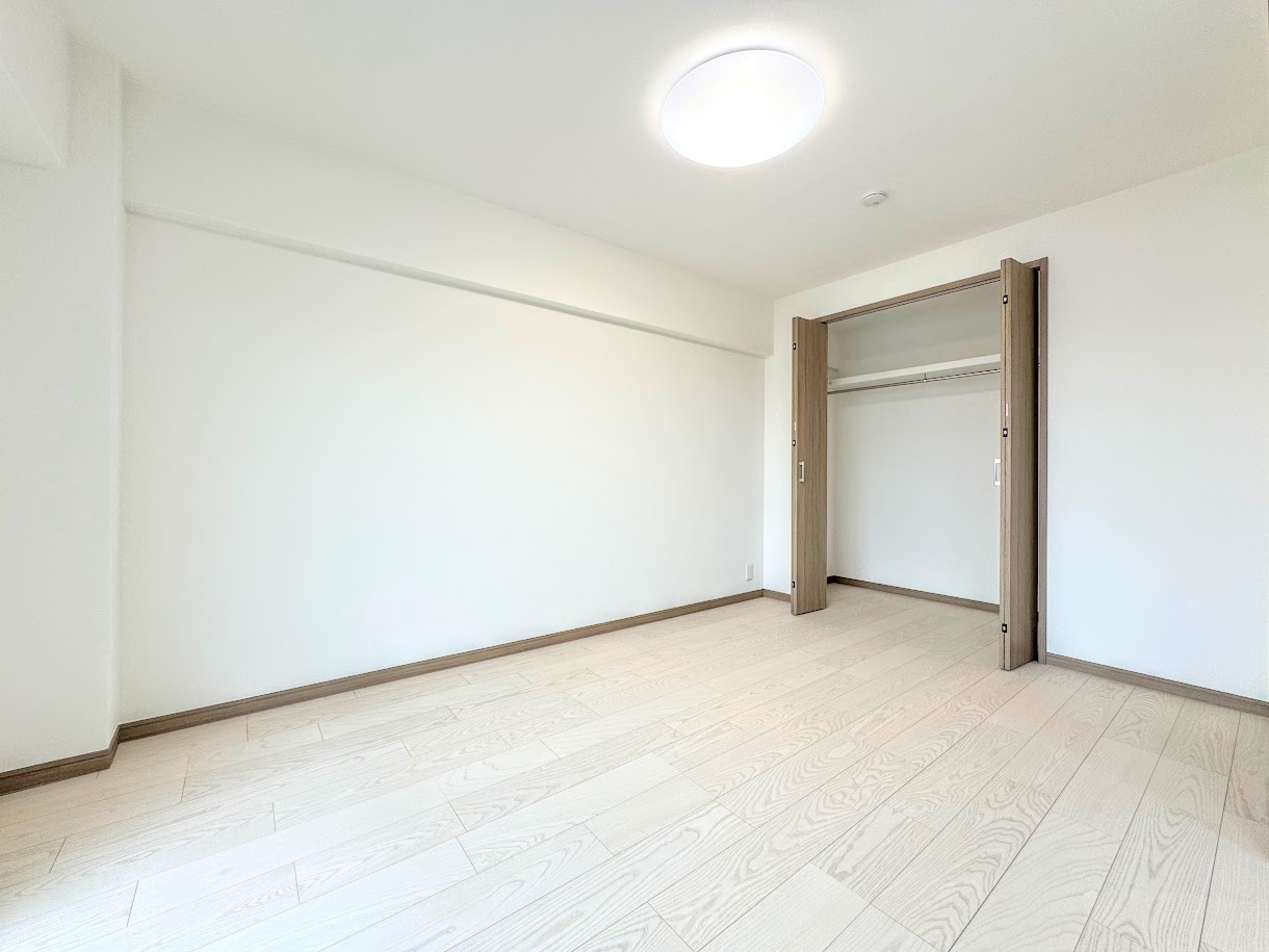 綱島住宅の洋室|◆室内はいつも明るい印象なので気持ちの良い朝を迎えられます。各部屋にはクローゼットを完備しており、収納が多いお家はすっきりして快適空間です。
