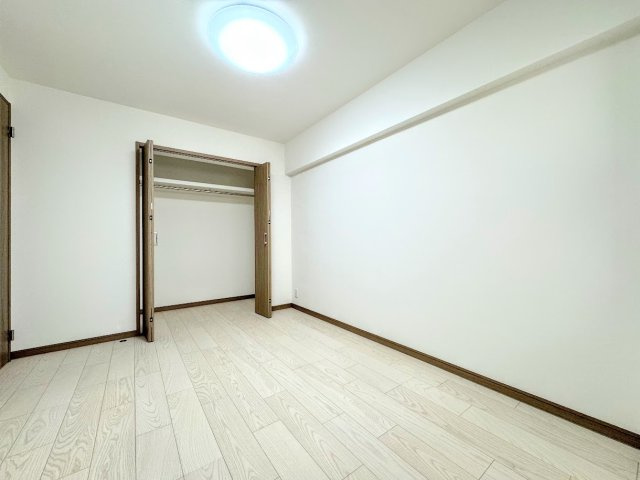 綱島住宅の洋室|◆子どものスタディ空間として、あるいは書斎やホビールームとして生活スタイルに合わせて使えるプライベートルーム。居心地のいい落ち着いたインテリアが似合います。
