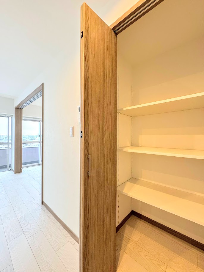 綱島住宅の収納|◆暮らし心地を大きく左右する収納を、適材適所に配置し使い勝手を考慮しました。空間を余すところなく有効利用した収納は生活空間をより上質なものにしてくれるでしょう。