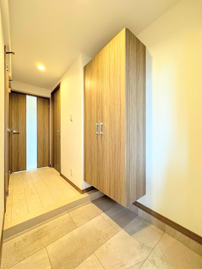 綱島住宅の玄関|◆明るい玄関です！散らかりやすい玄関もスッキリする大容量のシューズボックス付き。

