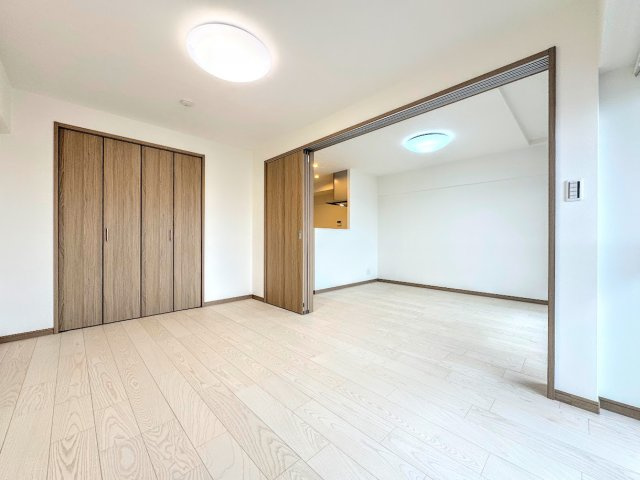 綱島住宅の洋室|◆感性を育むプライベートルームはシンプルでスマートな空間。好みの空間で読書をしたり、音楽を聞いたりと一人の時間も充実したものにできます。
