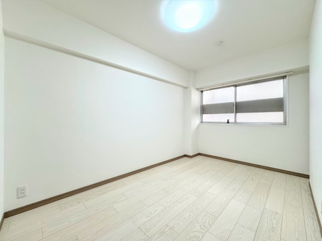 綱島住宅の洋室|◆二面採光で、陽差しを長時間受ける事が出来る暖かい室内です。もちろん複層ガラスなので、遮音性にも優れ、結露も発生しにくい構造。サッシ周りのカビが発生しにくくなります。
