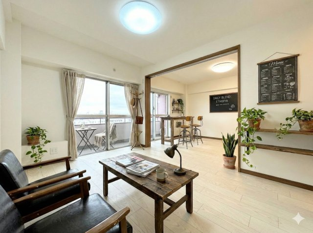 綱島住宅の居間・リビング|◆ご家族の会話がはずむ、開放的なＬＤＫです。休日はお陽さまの光をたっぷりととりこめるぽかぽかリビングで過ごしませんか？(家具はイメージです)
