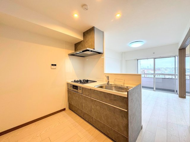 綱島住宅のキッチン|◆キッチンからダイニングやリビングが見渡せるキッチン。料理をしながら家族とコミュニケーションをとれるだけでなく、大きな開放感も得られることができます。
