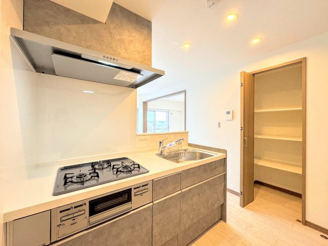 綱島住宅のキッチン|◆デザイン性と機能性を兼ね備えたキッチンです。リビングスペースとの一体感が生まれ、広々空間を演出してくれます。
