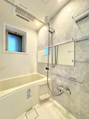 綱島住宅の浴室|◆モダンデザインの空間が気持ちよさを高めてくれるバスルーム。すっきりとした清潔感の中に都会的なセンスが感じられ、心身をリフレッシュできる寛ぎを深めてくれるスペースです。
