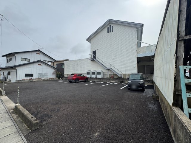 想定年間賃料　720万　想定利回り　10.5％　鉄骨鉄筋コンクリート造の駐車場