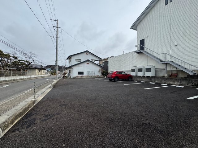 想定年間賃料　720万　想定利回り　10.5％　鉄骨鉄筋コンクリート造の駐車場