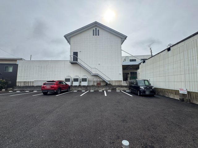 想定年間賃料　720万　想定利回り　10.5％　鉄骨鉄筋コンクリート造の駐車場