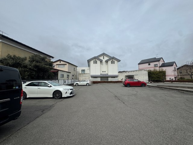 想定年間賃料　600万　想定利回り　12.0％　鉄骨鉄筋コンクリート造の駐車場