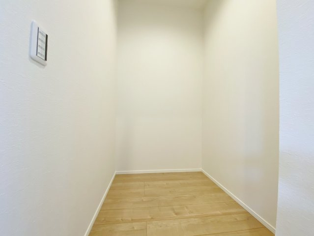 板橋区大谷口北町 限定1棟の収納|1階8帖洋室は大型WICを設けてます	