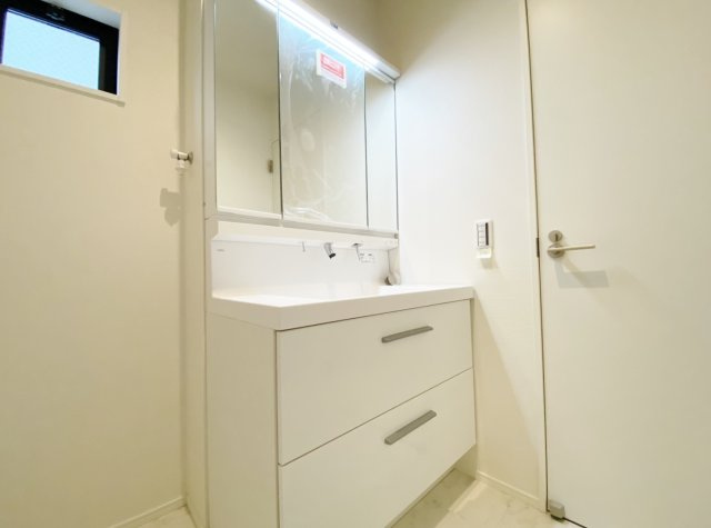 板橋区大谷口北町 限定1棟の独立洗面台|使いやすい三面鏡の洗面台
鏡裏やベースキャビネットなど収納が豊富なので水回りをキレイにお使い頂けます
広々とした洗面室はお子様との入浴にも充分なスペースがございます