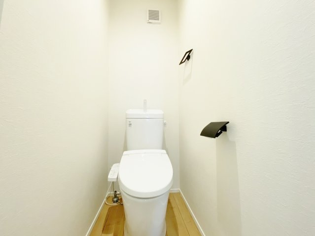 板橋区大谷口北町 限定1棟のトイレ|トイレは1階と3階それぞれに設置しています
忙しい朝にも便利です