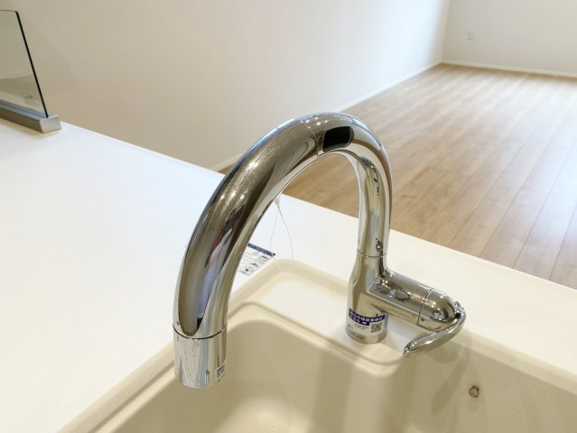板橋区大谷口北町 限定1棟のキッチン|衛生的にお料理ができるタッチレス水栓
蛇口に触れずに衛生的に使え、節水・節約になります
キッチンや洗面台周りの掃除も気軽にできます