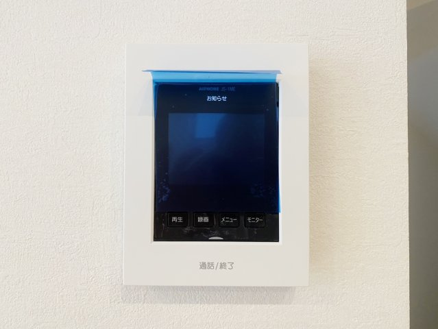 板橋区大谷口北町 限定1棟の居間・リビング|お顔を確認してから対応できるテレビモニターホンを設置