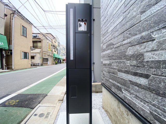 板橋区大谷口北町 限定1棟の玄関|お留守がちなご家庭に便利な宅配ボックスを装備
不在に関わらず安全かつ非対面で荷物を受け取れます
防犯性の向上や、時間を気にせずネット通販を利用できます