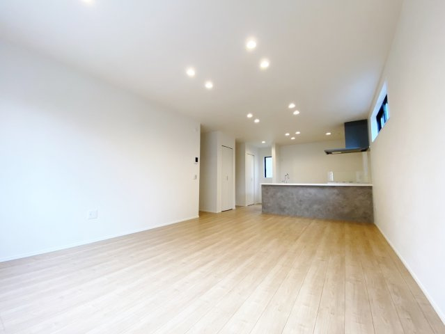 板橋区大谷口北町 限定1棟の居間・リビング|家の中心でもあるLDKは18.5帖の開放感
多面開口の明るく快適な家族団らんスペースです
リビング+水回りを配した生活しやすい間取りです