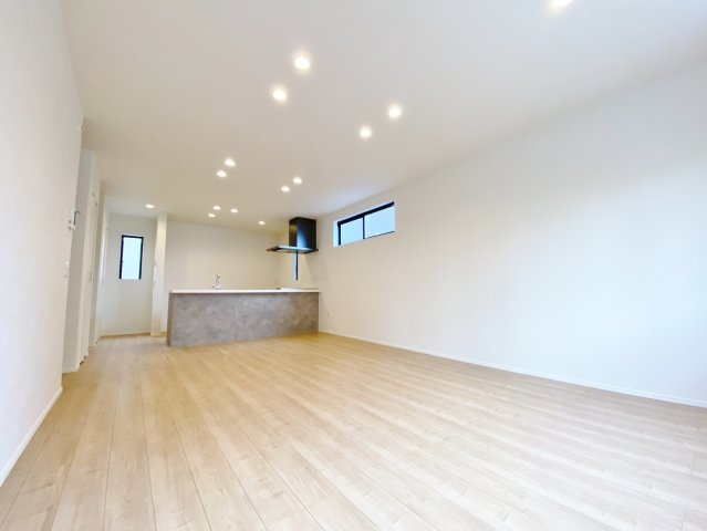 板橋区大谷口北町 限定1棟の居間・リビング|18.5帖のゆとりあるLDK
縦長レアイアウトのリビングは家具のレイアウトもしやすいです
足元には床暖房を設置しています