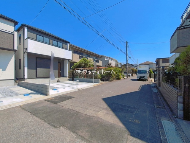 越谷市大沢12期　新築一戸建て　2号棟の前面道路含む現地写真