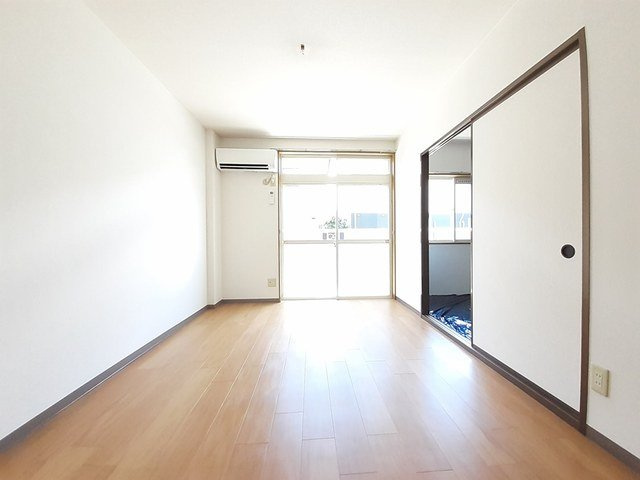 ファミールＡの居間・リビング|明るい室内です