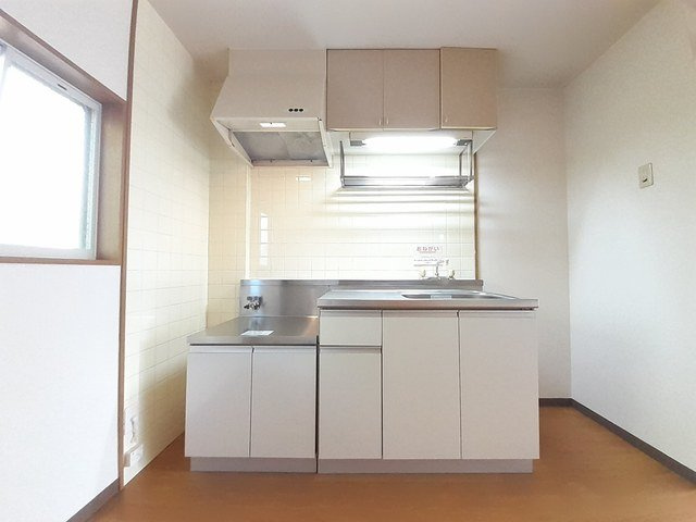 遠賀郡岡垣町東山田１丁目のアパートのキッチン|コンパクトなキッチンで掃除もラクラク