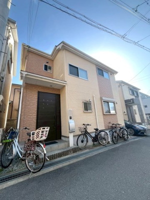 【外観】 | ■新規専任物件■茨木市野々宮２丁目 | ■システムキッチン・浄水器付き蛇口・SIセンサー付きコンロ 
■浴室換気乾燥機付システムバス ■玄関収納 
■洗浄便座付トイレ （２ヶ所）
■カラーモニター付インターホン ■LOW-Eペアガラスなど