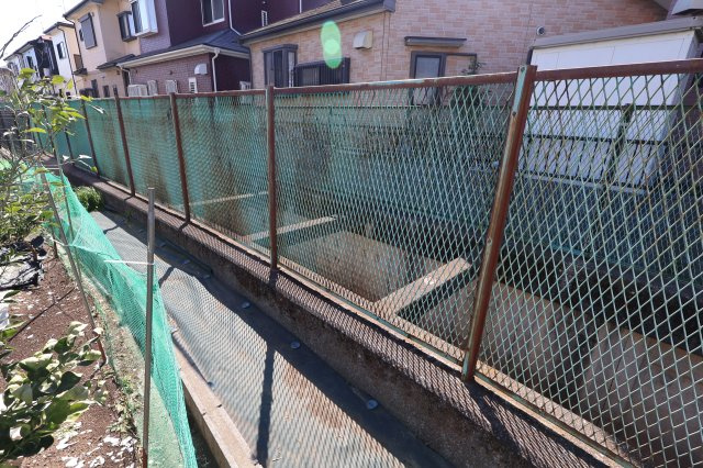 中古戸建(別途家庭菜園の土地149㎡付き)の外観|南側の畑のさらに南側に水路が流れています。