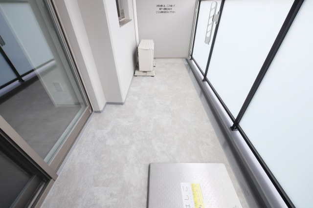 STANDZ新大阪のバルコニー