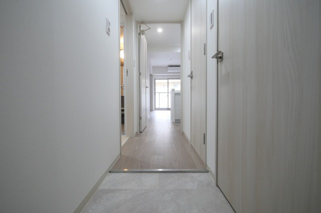 STANDZ新大阪の玄関