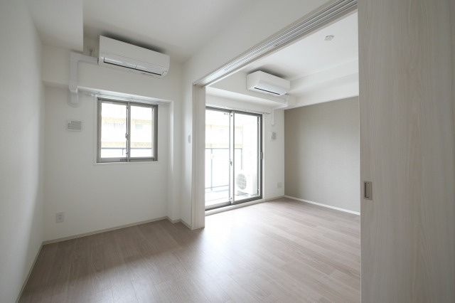 STANDZ新大阪の洋室