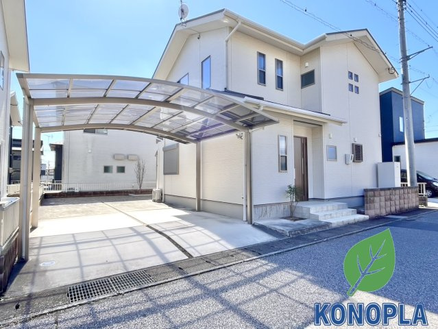 【中古戸建】足利市助戸3丁目の外観|■外観｜カーポートは大切な愛車を鳥の糞や雹から守ることができます！広々とした駐車スペースで楽々駐車可能。お買い物後もスムーズにお荷物を運べます♪