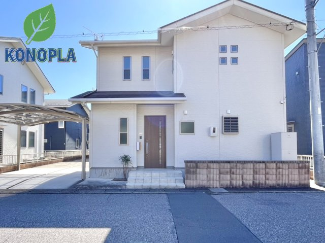 【中古戸建】足利市助戸3丁目の外観|■外観｜窓の配置や、爽やかな白ベースの外観が清潔感をもたらします。まっさらなキャンバスのような家にこだわりを彩って…始めよう、あなただけの豊かな暮らし( ＾＾ )