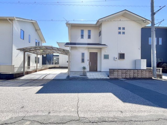 【中古戸建】足利市助戸3丁目の外観|■外観｜シンプルでいつまでも飽きのこないデザイン。住んでから何十年経っても時代の流行に流されず安心して住み続けられるおうちです。