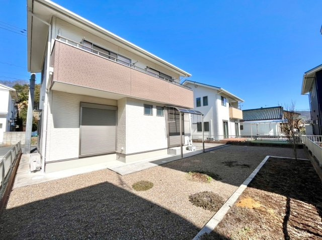 【中古戸建】足利市助戸3丁目の庭|■外観｜道路から離れたお庭なのでお子様が外で遊ぶ際も安心です♪リビングからお庭が見える子育て世帯にも嬉しい設計です♪