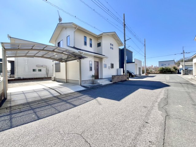 【中古戸建】足利市助戸3丁目の前面道路含む現地写真|■外観｜隣り合う住まい同士の間隔も十分で、豊かな陽光と通風に恵まれた心地よい住まいが実現しています。