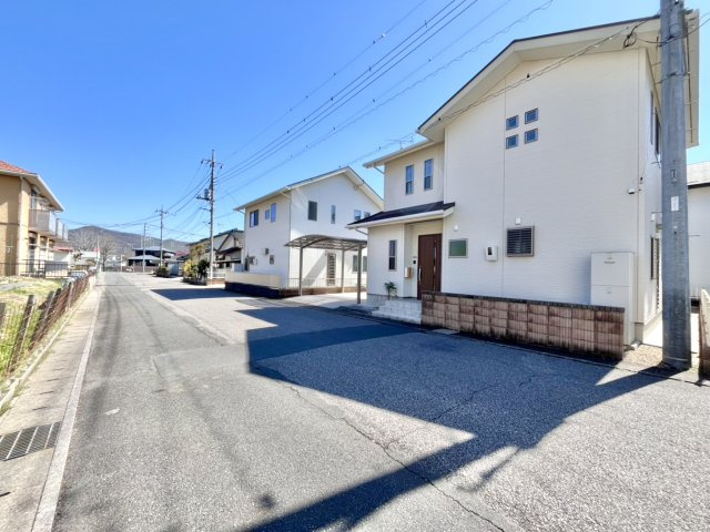【中古戸建】足利市助戸3丁目の前面道路含む現地写真|■外観｜前面道路が広く見渡しが良いので、車の安全確認もばっちり！