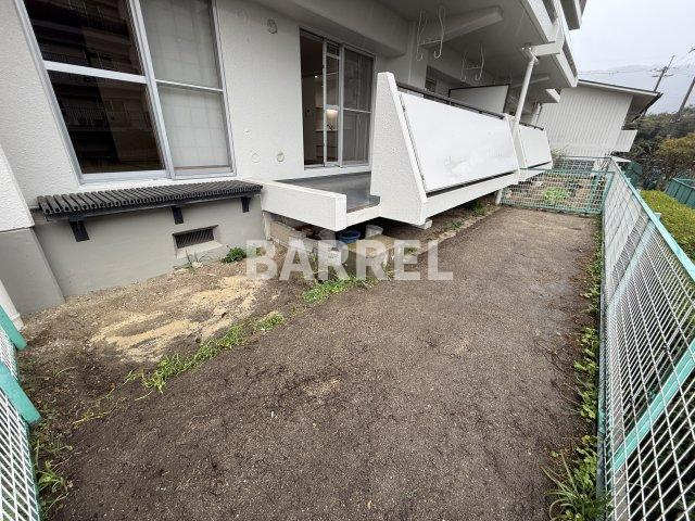 伏尾台A団地参号棟の庭