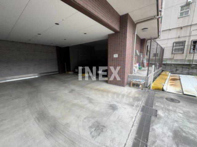 横浜市神奈川区東神奈川２丁目の賃貸マンションの駐車場