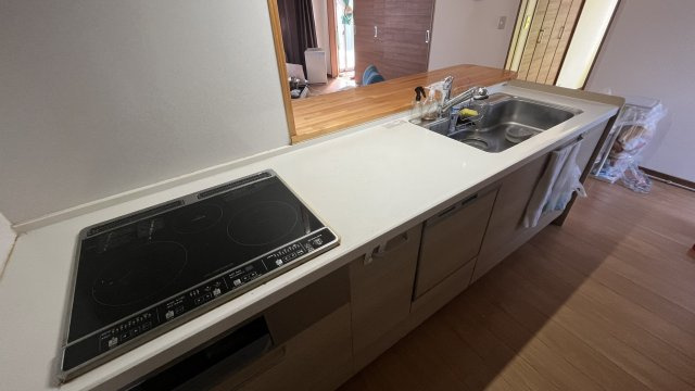 志布志インター近く高台一戸建てのキッチン|3口のIHクッキングヒーター