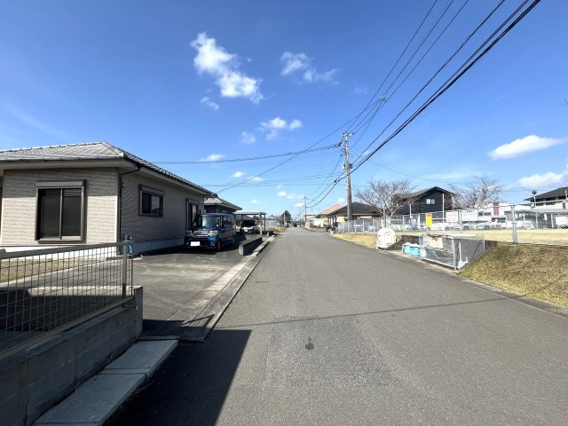 志布志インター近く高台一戸建ての前面道路含む現地写真|道幅６ｍ以上の道路に面しています