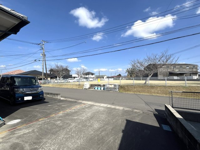 志布志インター近く高台一戸建ての前面道路含む現地写真|目の前には公園、ゴミステーションがあります