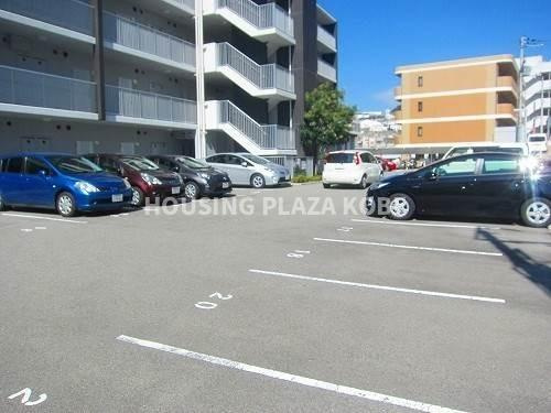 ツルトスコⅡ番館の駐車場