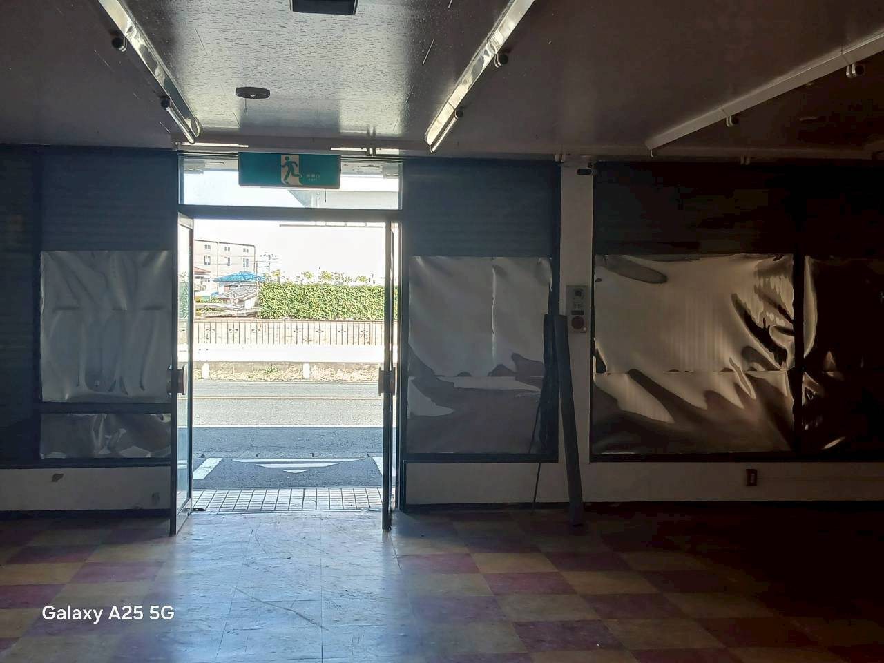 東平根岸様店舗のロビー|建物の内部です