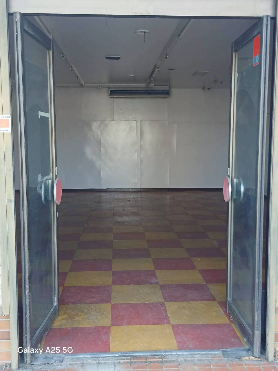 東平根岸様店舗の玄関|正面入り口になります