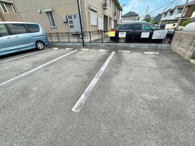 メゾンフォレストの駐車場