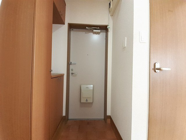 ル・オマージュの玄関|明るい玄関です