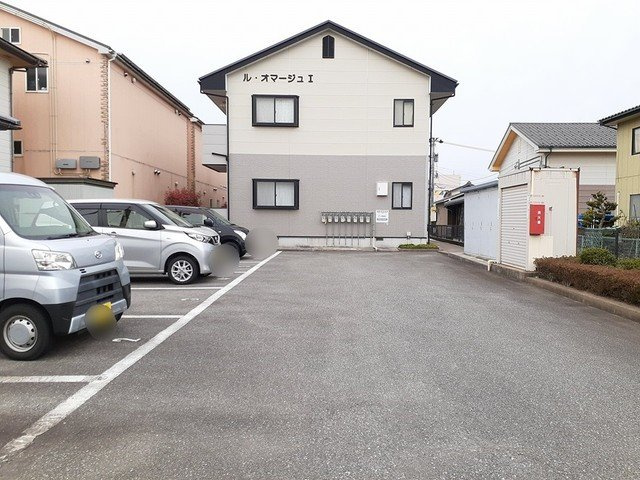 ル・オマージュの駐車場|駐車スペースもあります