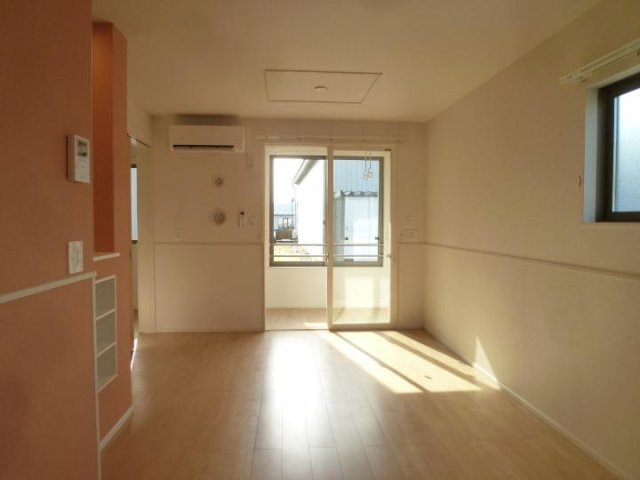 メゾン　ハピネスＣの居間・リビング|こちらの居間で趣味の時間をお楽しみください