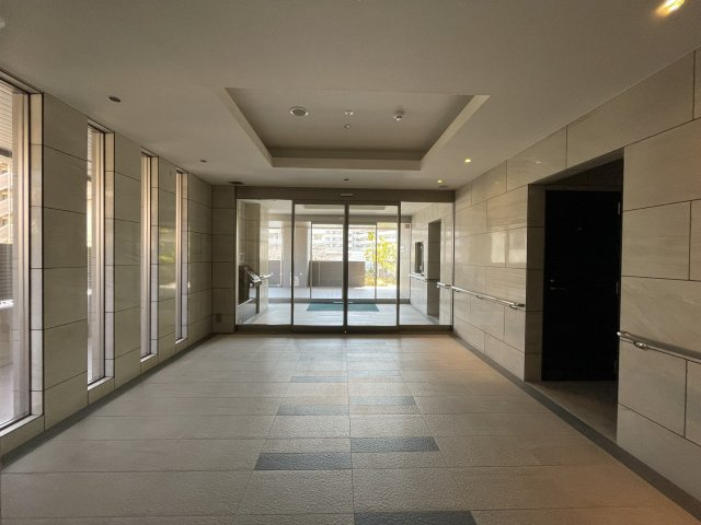 アルファスマート滑石中央のエントランス